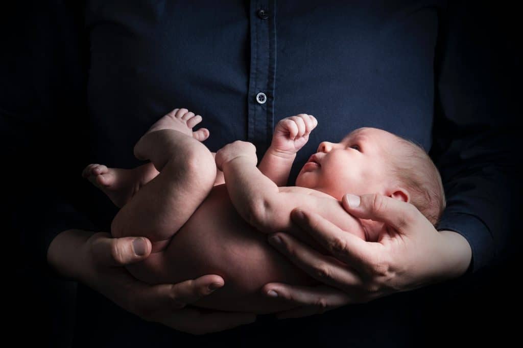 Foto di un dolcissimo neonato in braccio a suo padre