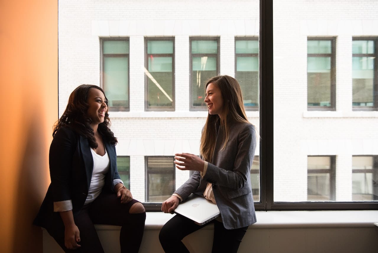 ragazze che dialogano - Foto di Christina Morillo/pexels.com