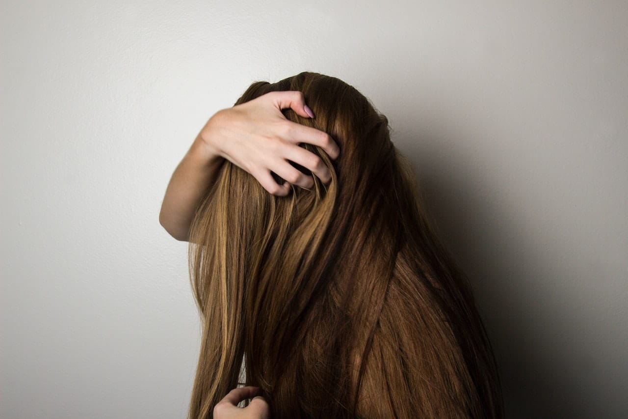 ragazza che si tocca i capelli - Foto di Bennie Lukas Besterpexels.com