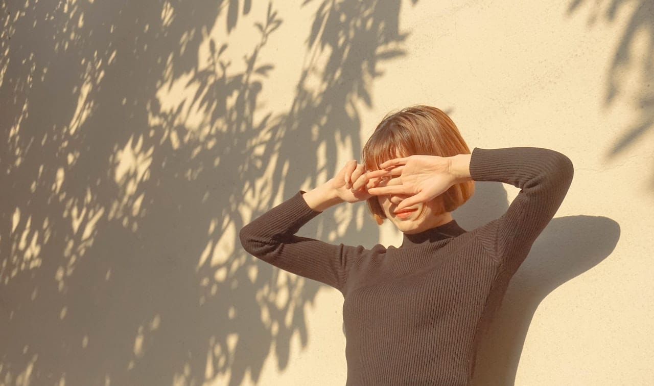 ragazza abbagliata dal sole - Foto di Maggie Zhan/pexels.com