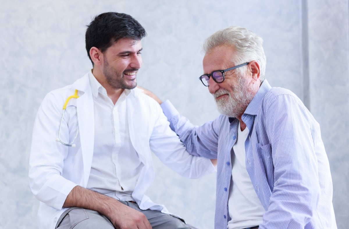 Un medico discute con un paziente dopo un controllo al retto