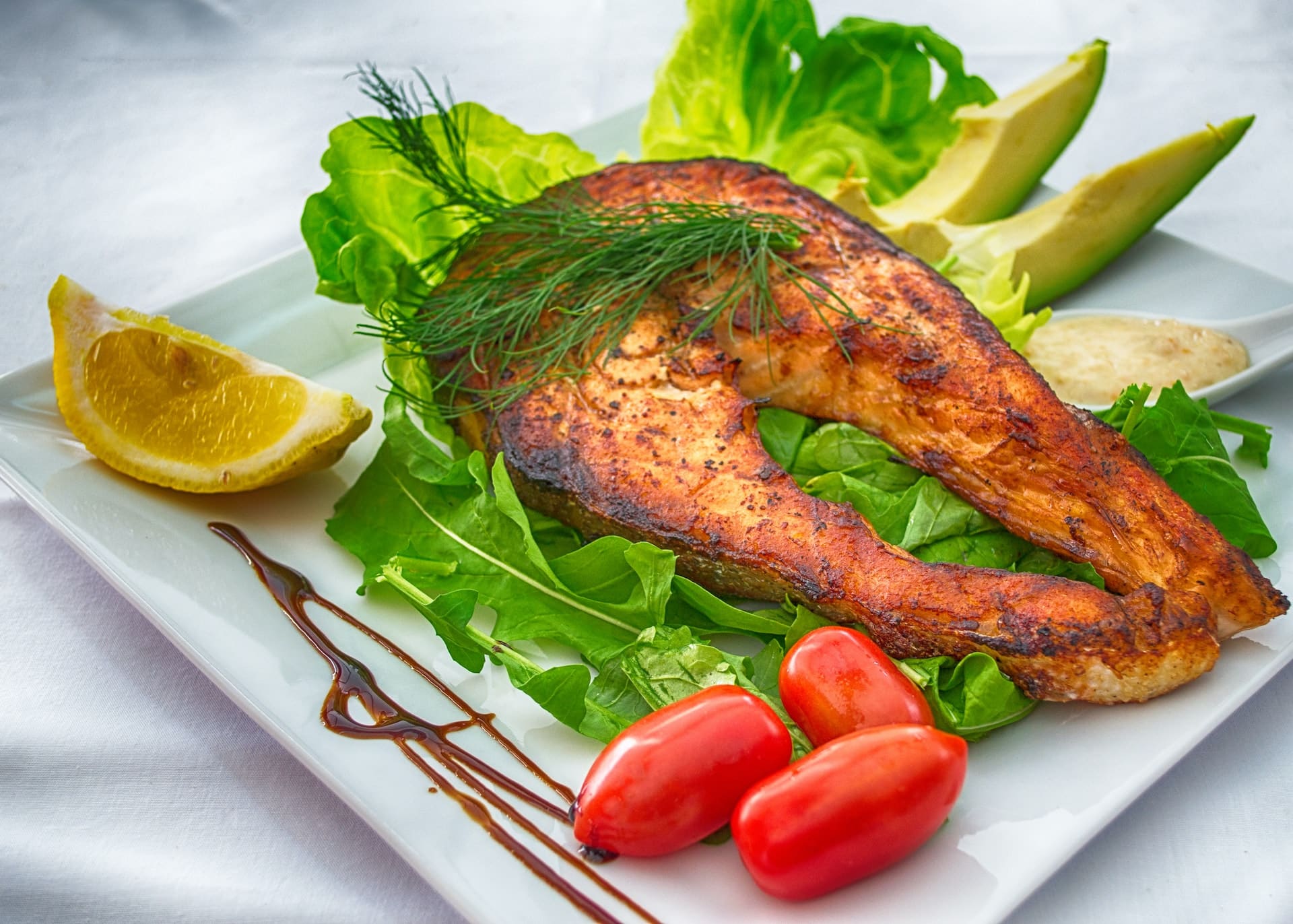 Un ottimo salmone alla griglia con delle fette di avocado